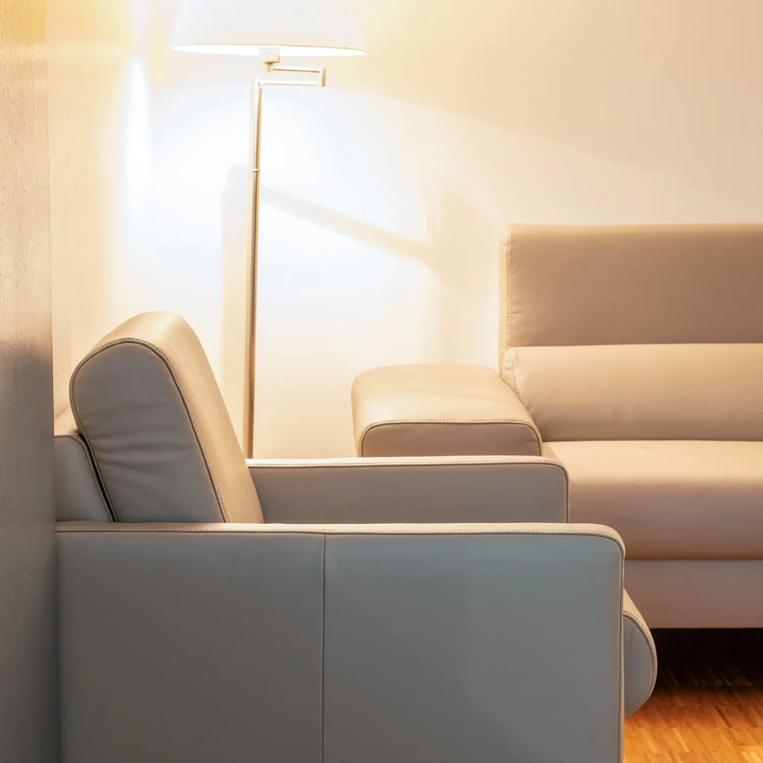 Helle Polstermöbel und Stehlampe im modernen Raum