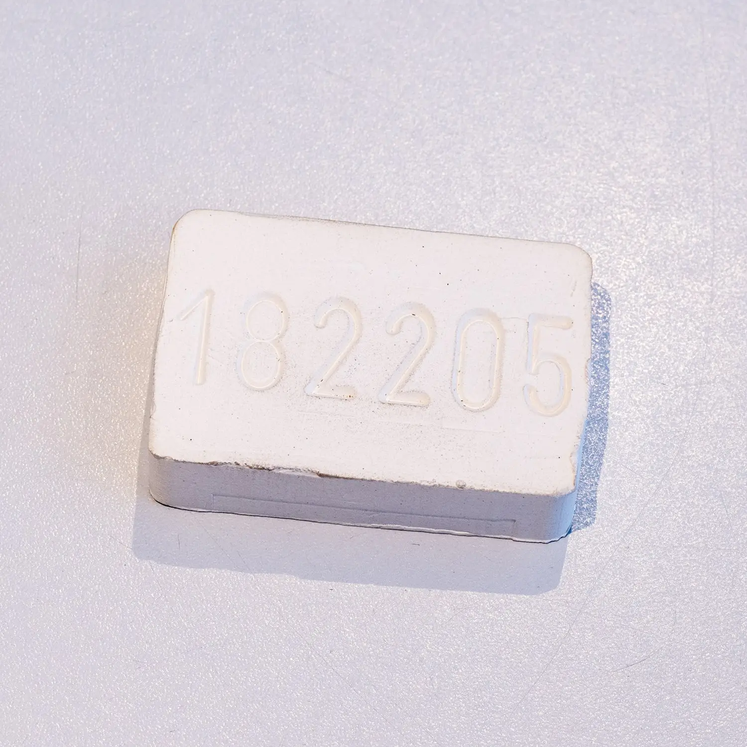 Weißer, rechteckiger Stein mit der Nummer 182205.
